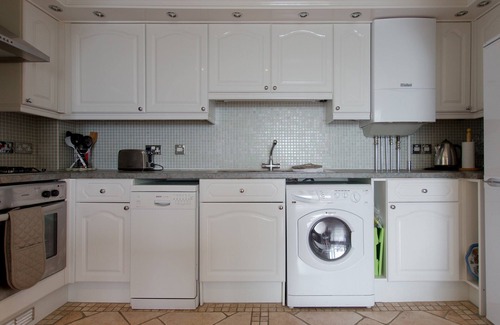 Shanklin Apartment | A first-floor apartment with an elegant balcony and views out to sea.