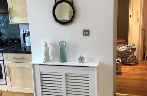 Tower Hill Apartment | Amazing location, spacious apartment