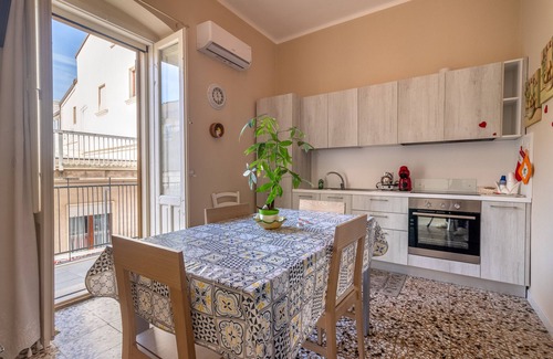 Mottola Apartment | Apartment 'Dormiamoci Sù' with Balcony, Wi-Fi and Air Conditioning