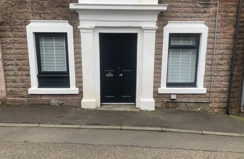 Crieff Cottage | Bank Place - an apartment that sleeps 2 guests in 1 bedroom