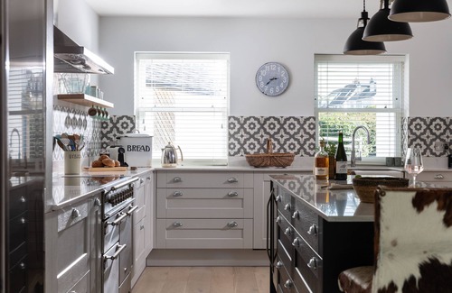 Padstow Cottage | Beach Cottage - Porthcothan - stunning cottage that sleeps 8-12 guests in 6 bedrooms