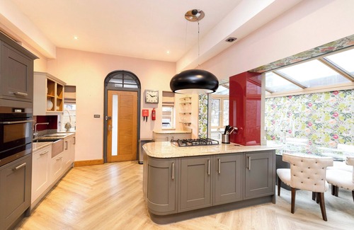 New Town Apartment | Beautiful 3 bed Apt. on York Place