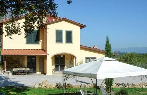 Badia Agnano Apartment | Beautiful apartment with pool, WIFI, TV, terrace, pets allowed, panoramic view and parking