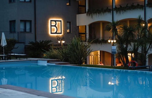 Portese Hotel | Bella Hotel & Restaurant with private dock for mooring boats