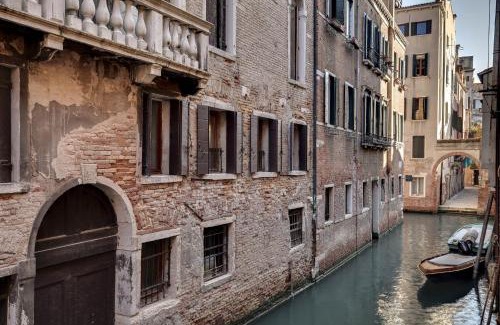 Santa Croce Apartment | Canal View Suite in Rialto by Wonderful Italy