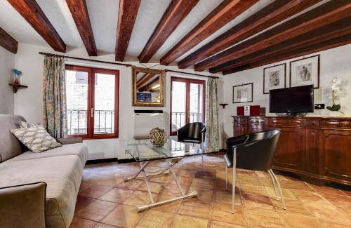 Santa Croce Apartment | Canal View Suite in Rialto by Wonderful Italy