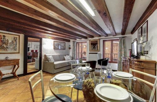 Santa Croce Apartment | Canal View Suite in Rialto by Wonderful Italy