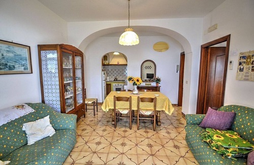 Praiano House | Casa Guglielmina: A characteristic apartment that covers the entire ground floor of a villa built on the sloping cliff in front of the sea.