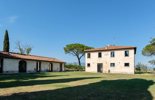 Cavriglia Villa | Cosy apartment in villa for 2 people with A/C, pool, WIFI, TV, patio and parking