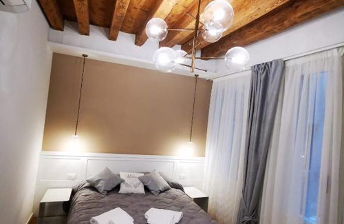 San Polo Apartment | Deluxe 3 Bedroom Flat in Rialto