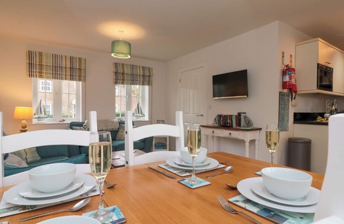 Filey Cottage | DOTTY'S SUNSHINE COTTAGE, pet friendly, with pool in Filey