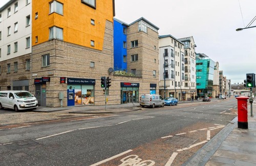 Leith Apartment | Edinburgh City Center Coady Apartment SLEEPS 5 FREE CAR PARK SPACE