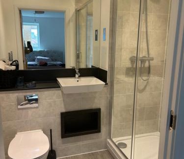 East Acton House | En-suite Double Room in a shared apartment close to central London