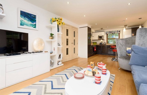 West Looe House | Fabulous modern apartment for 4 with parking, close to the town centre.