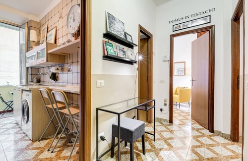 Testaccio Apartment | FREE WIFI Comfortable apartment overlooking the Anfore Fountain.
