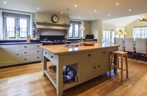Alderley House | Grindstone Mill - sleeps 12 guests in 6 bedrooms