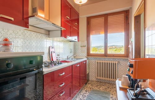 Ciggiano House | Holiday Home 'Nonno Ghigo House' with Private Garden, Wi-Fi and Air Conditioning