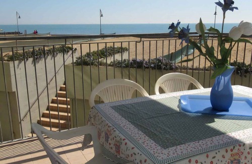 Porto Santa Margherita Apartment | Holiday apartment with a balcony right on the beach