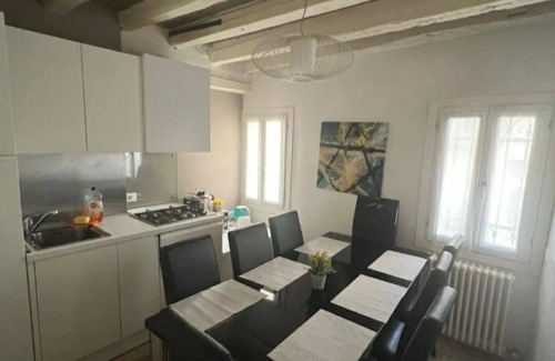 San Polo House | Idealy located-4 bedroom, Tri-Level Residence in Venice
