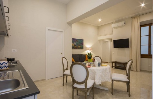 Santa Croce Apartment | Iris 3, a modern and elegant apartment ideal for a family by Mmega