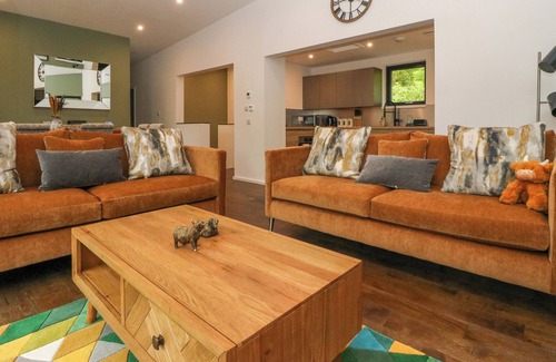 Glenfinnan Cottage | LOCH TRO CHRAOBHAN, pet friendly, with open fire in Glenfinnan