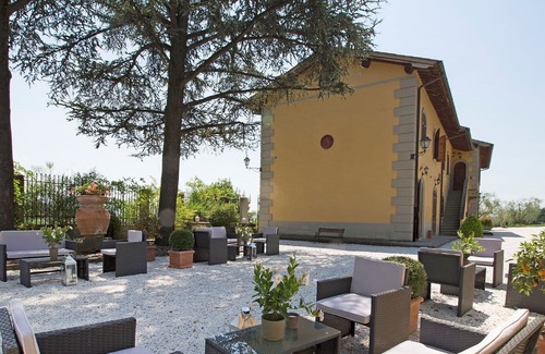Figline e Incisa Valdarno Apartment | Lovely apartment with WIFI, pool, A/C, TV, pets allowed and parking, close to Greve In Chianti