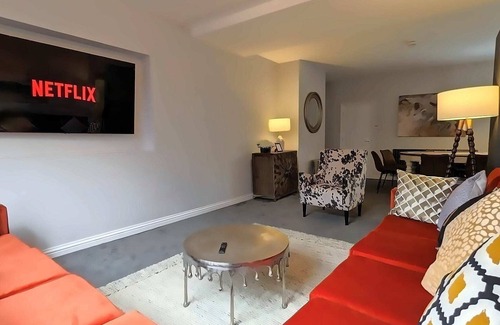 Barnt Green House | Luxurious 7-Bedroom Home in Solihull, close to NEC & BHX