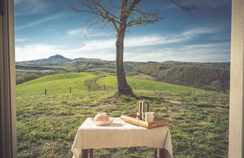 Il Poggio Apartment | Natural Oasis “La Fornace” is situated in the middle of the sunny tuscan badlands spread by multic