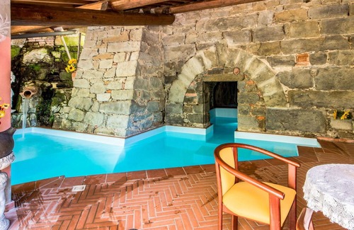 Loro Ciuffenna Apartment | Nice apartment for 3 people with WIFI, pool, TV, pets allowed and parking