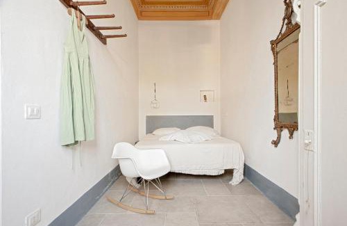 Livorno Apartment | Piéce en rose