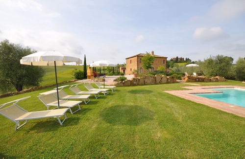Trequanda Villa | Private Villa with WIFI, private pool, A/C, TV, pets allowed, panoramic view, close to Montepulciano