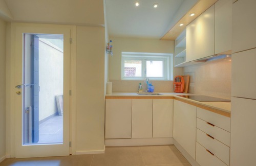 Cannaregio Apartment | Redecorated in '24 ideally located by a canal w/private courtyard and Fast WIFI