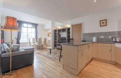 Tower Hill Apartment | Spacious 2BD Flat with View of Tower Bridge