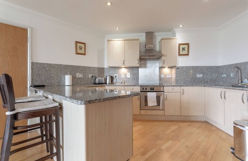 Tower Hill Apartment | Spacious 2BD Flat with View of Tower Bridge