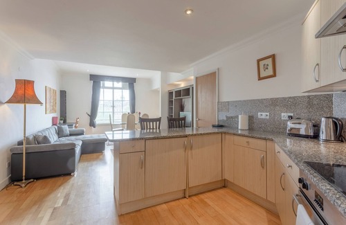 Tower Hill Apartment | Spacious 2BD Flat with View of Tower Bridge