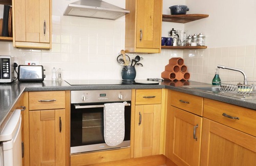 Spaunton Cottage | STONE CROSS, pet friendly, with a garden in Hutton-Le-Hole