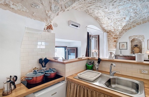 Monte Sant'Angelo Apartment | Studio 'Le Antiche Mansioni 1' with Air Conditioning