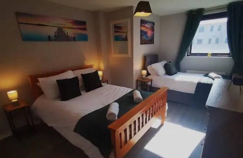 Belfast Central District Apartment | Stunning 2-Bed Apartment in Belfast City Centre