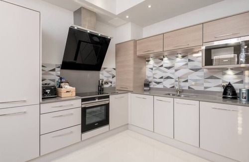 West End Apartment | Stunning 2 bed penthouse, panoramic views & parking