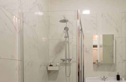 Newington Apartment | Stylish Apartment at the Edge of Meadows Park