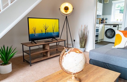 Little Stoke House | Stylish Bristol Getaway! Modern 2BR House for 6