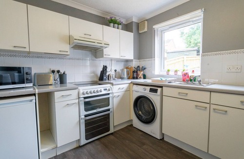 Little Stoke House | Stylish Bristol Getaway! Modern 2BR House for 6