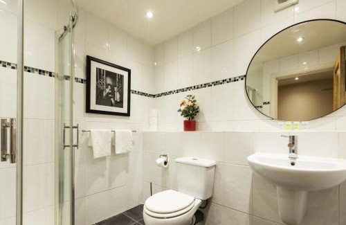 Queens Quarter Apartment | The Titanic -1bd Trendy Ap -Gold Short Term Stays