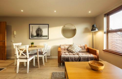 Queens Quarter Apartment | The Titanic -1bd Trendy Ap -Gold Short Term Stays