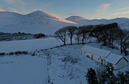 Newry House | Thistle Thatch Cottage and Hot Tub - Mourne Mountains
