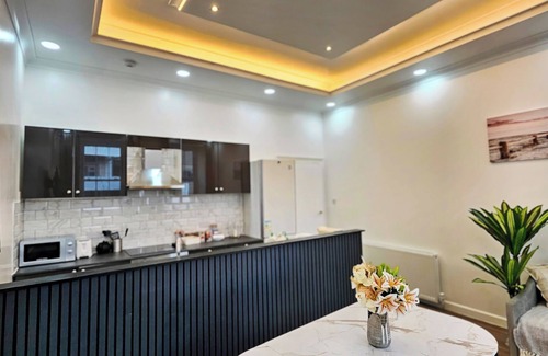 Newington Apartment | Urban Oasis Spacious 3-bedroom apartment in beautiful Edinburgh with WiFi