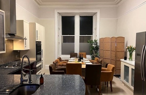 Newington Villa | Victorian Villa Ard Na Said with free parking, 20 minute walk to royal mile