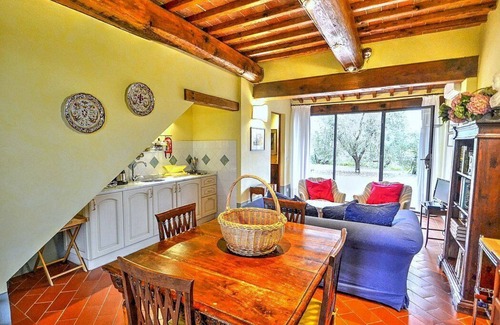 Certaldo House | Villa Gilia B: A characteristic and welcoming two-story apartment that is part of a villa surrounded by the greenery, with Free WI-FI.