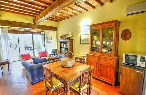 Certaldo House | Villa Gilia B: A characteristic and welcoming two-story apartment that is part of a villa surrounded by the greenery, with Free WI-FI.