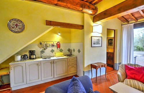Certaldo House | Villa Gilia B: A characteristic and welcoming two-story apartment that is part of a villa surrounded by the greenery, with Free WI-FI.